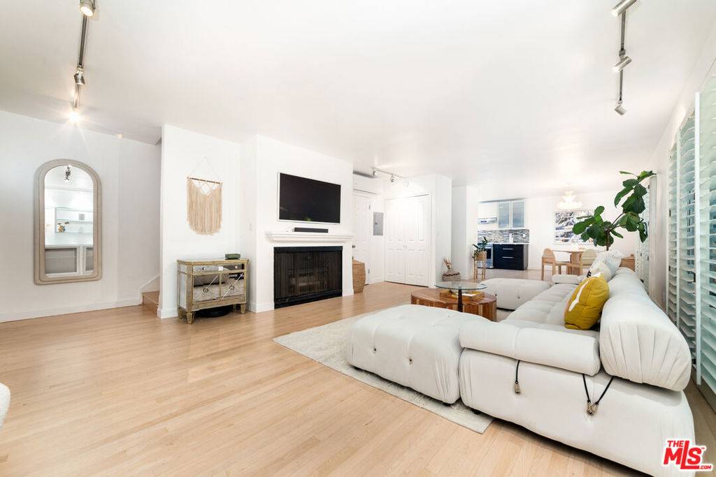 Santa Monica, CA 90403,933 17th ST #14