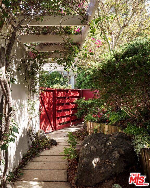 Los Angeles, CA 90068,2764 Outpost DR