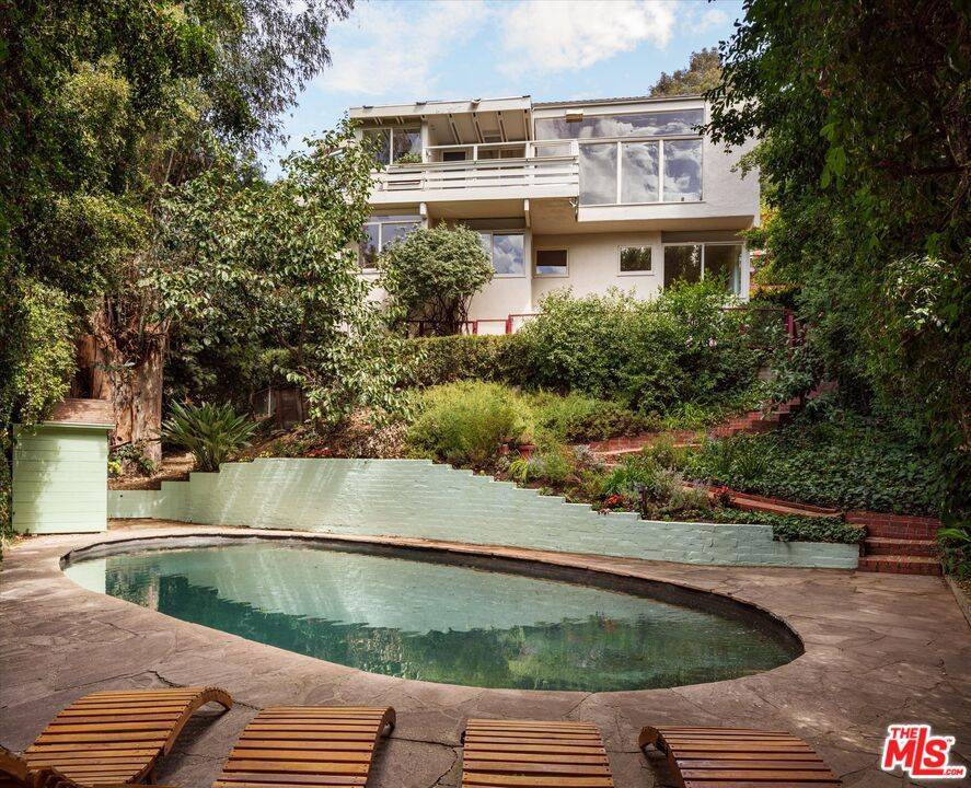 Los Angeles, CA 90068,2764 Outpost DR