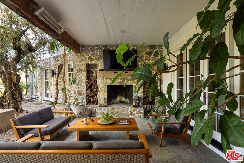 Los Angeles, CA 90049,664 Elkins RD