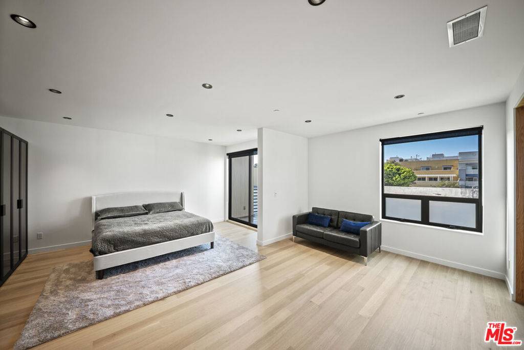 Santa Monica, CA 90405,212 Bay ST #102