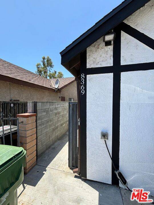 Canoga Park, CA 91304,8369 Deering AVE