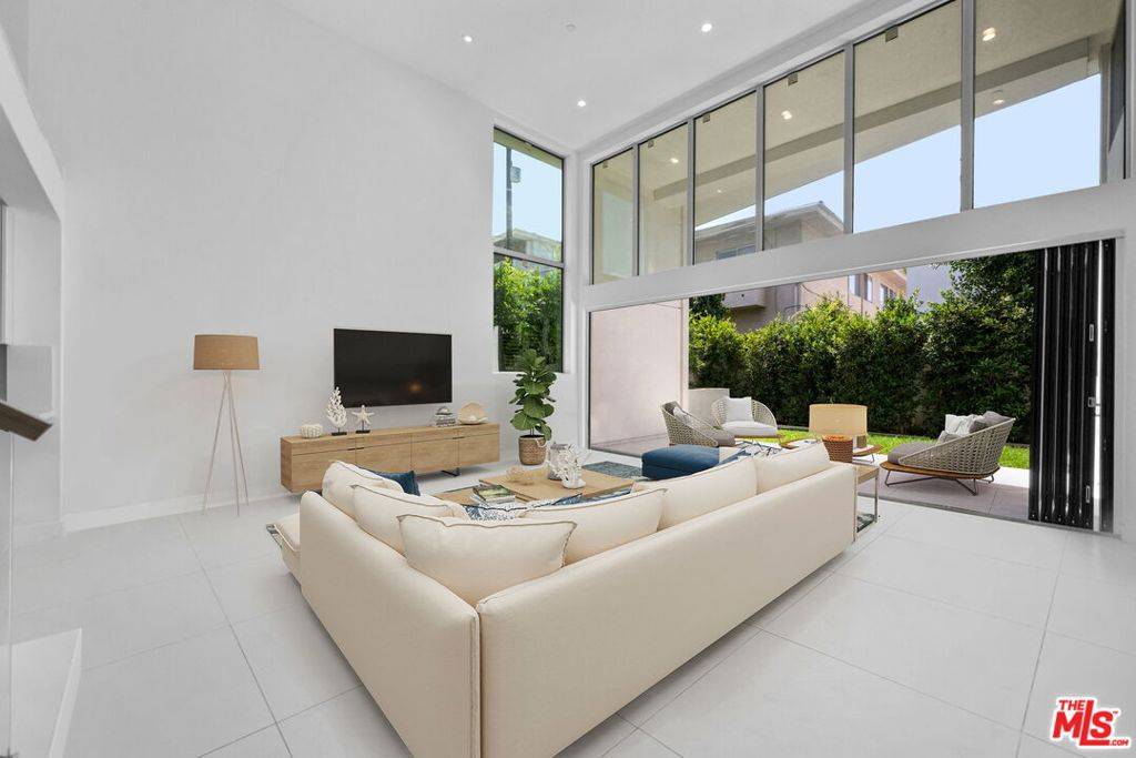 West Hollywood, CA 90048,621 N Kings RD #2