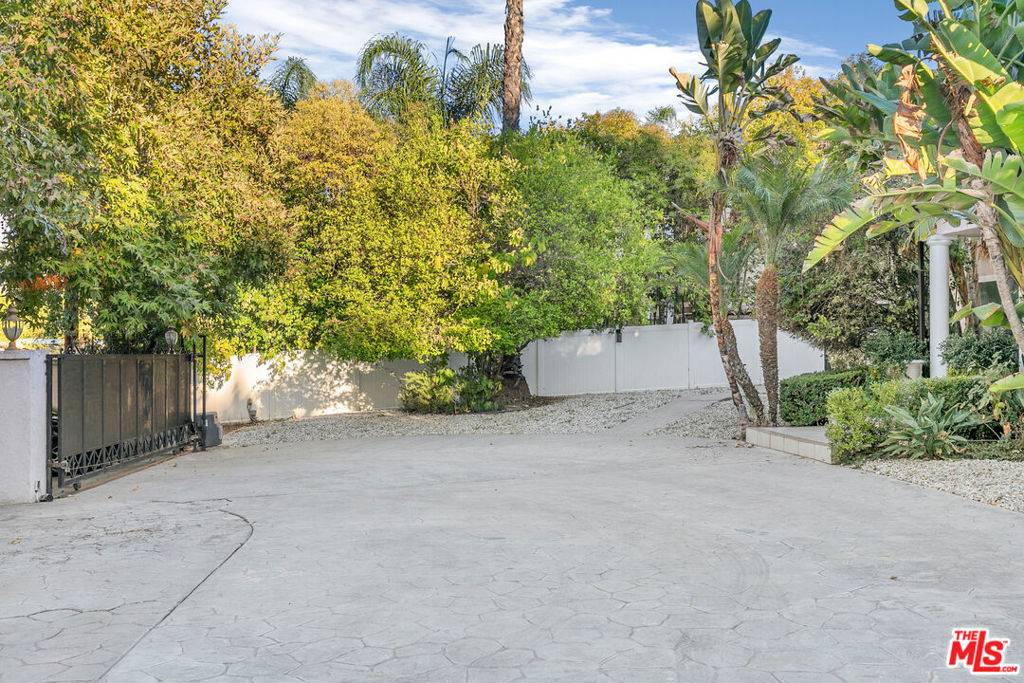 Tarzana, CA 91356,19016 Wells DR