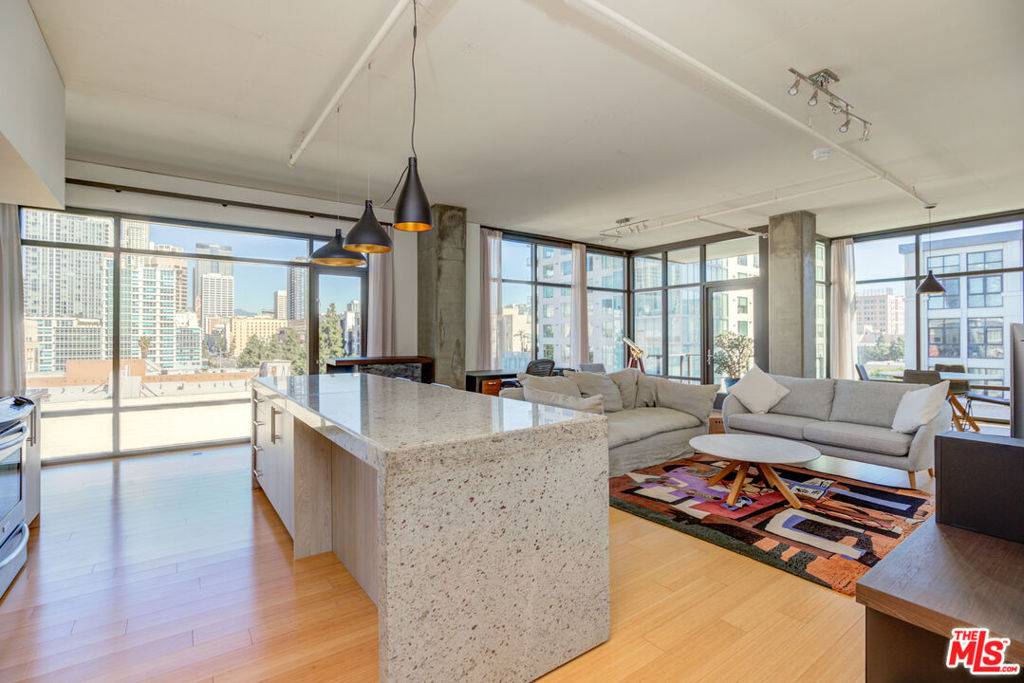 Los Angeles, CA 90015,1111 S Grand AVE #711