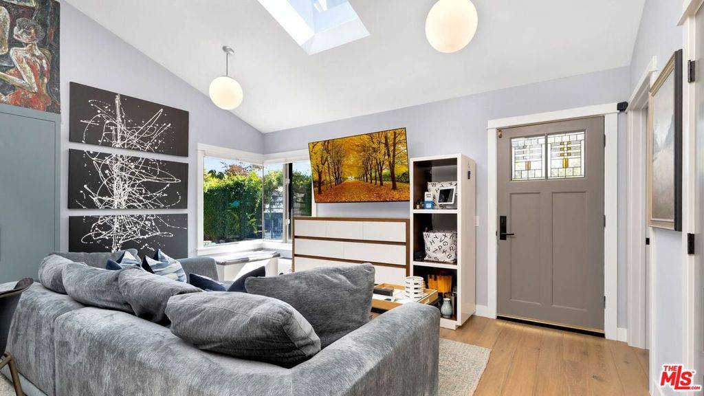 West Hollywood, CA 90069,9009 Lloyd PL