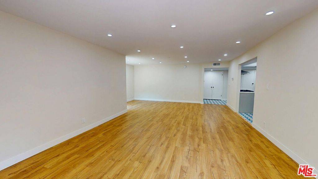 Los Angeles, CA 90068,6752 Hillpark DR #303