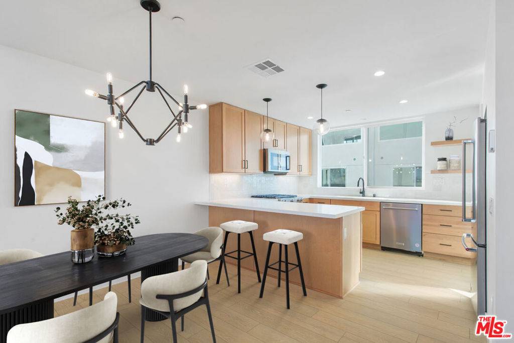 North Hollywood, CA 91606,11220 Victory BLVD