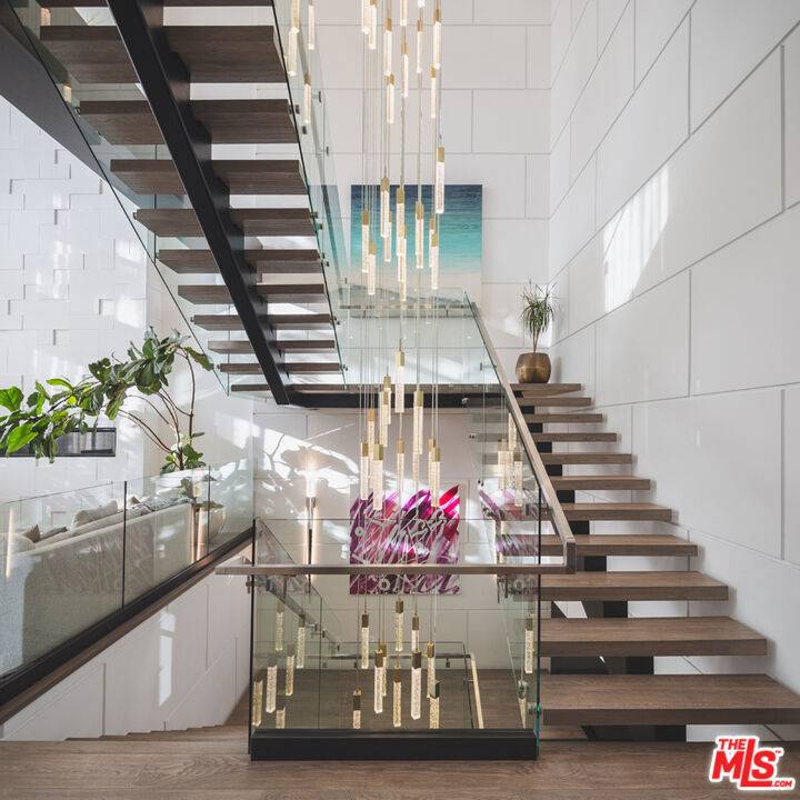 Los Angeles, CA 90049,800 N Tigertail RD