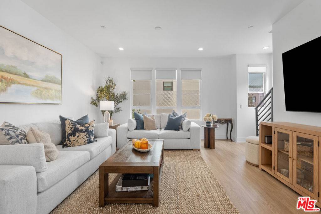 North Hollywood, CA 91602,10827 W Riverton CT