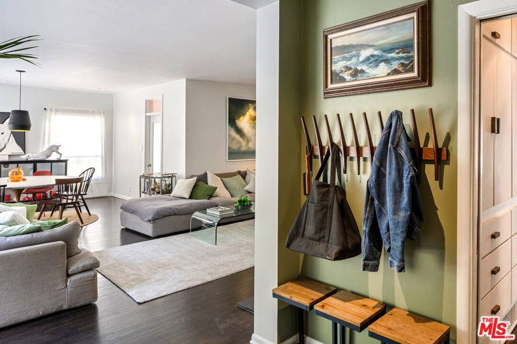 Los Angeles, CA 90068,2940 N Beachwood DR