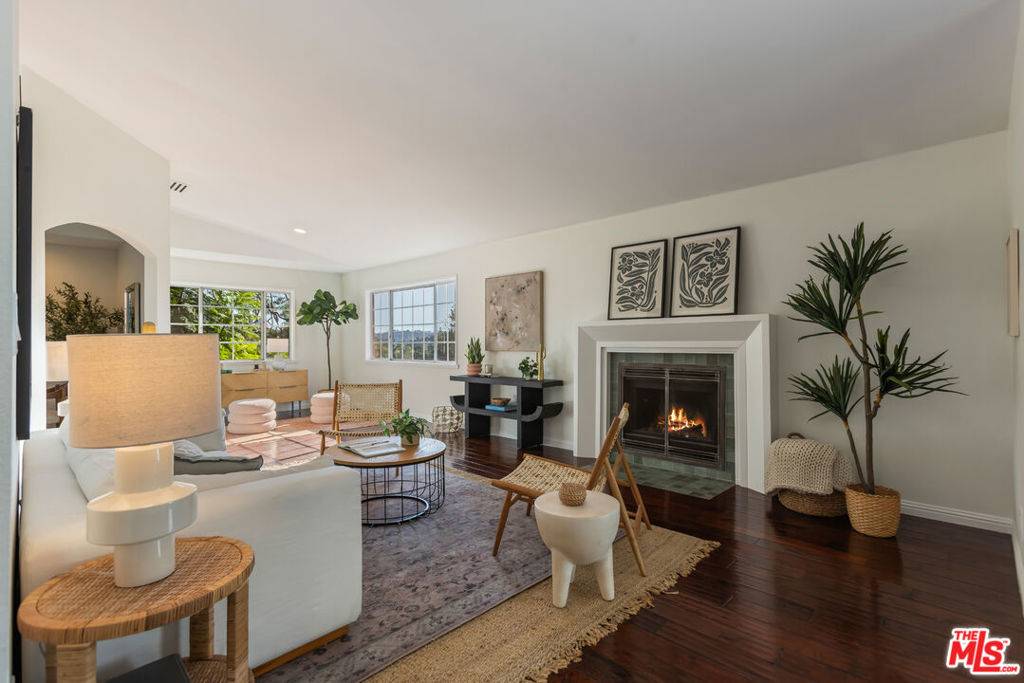 Los Angeles, CA 90065,3923 Roderick RD