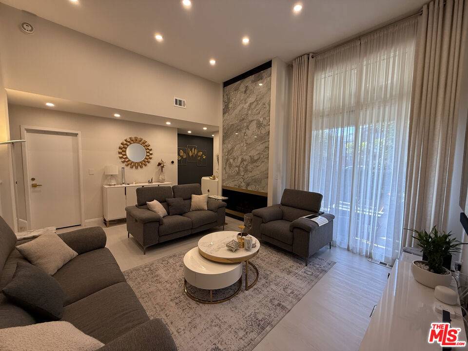 Marina Del Rey, CA 90292,13218 Fiji WAY #J