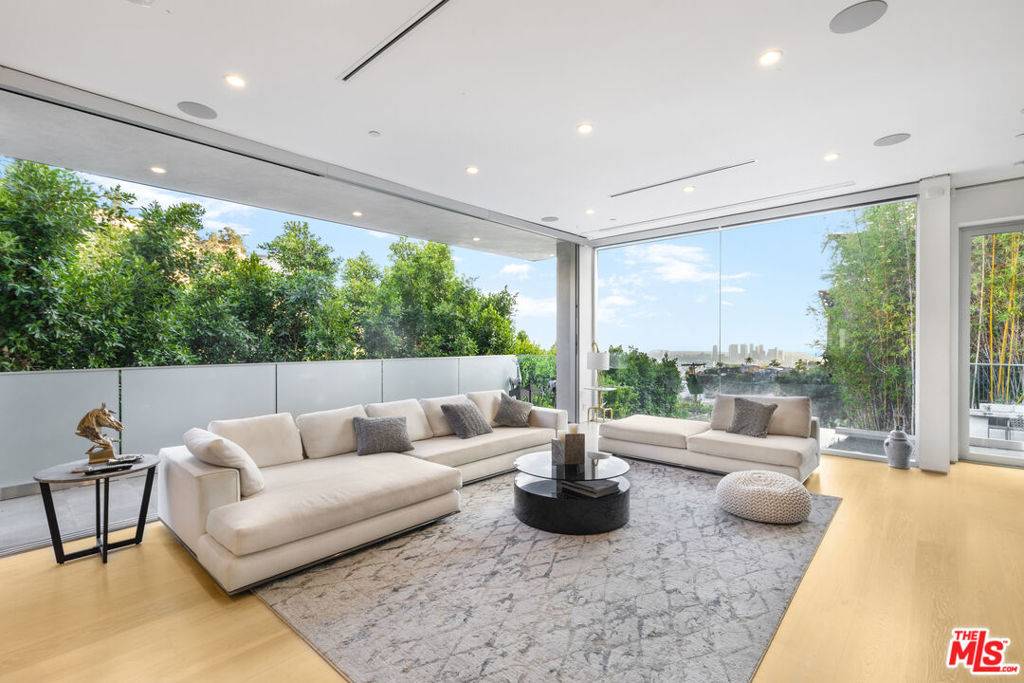 Los Angeles, CA 90069,1717 Sunset Plaza