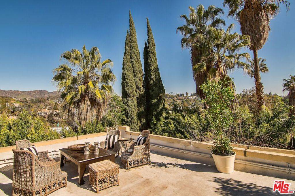 Los Angeles, CA 90068,2022 Whitley AVE