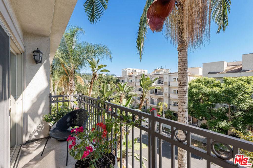 West Hollywood, CA 90048,141 S Clark DR #411