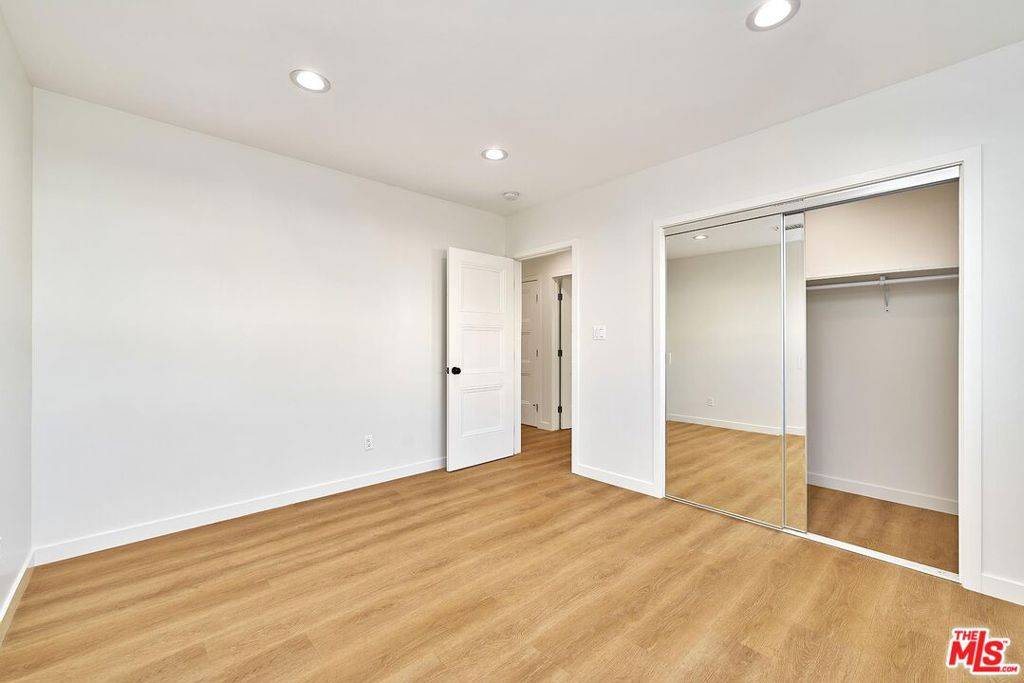 Van Nuys, CA 91411,6443 Columbus AVE