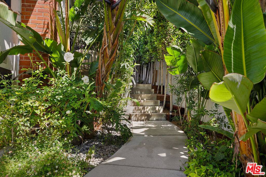 Los Angeles, CA 90046,8421 Kirkwood DR