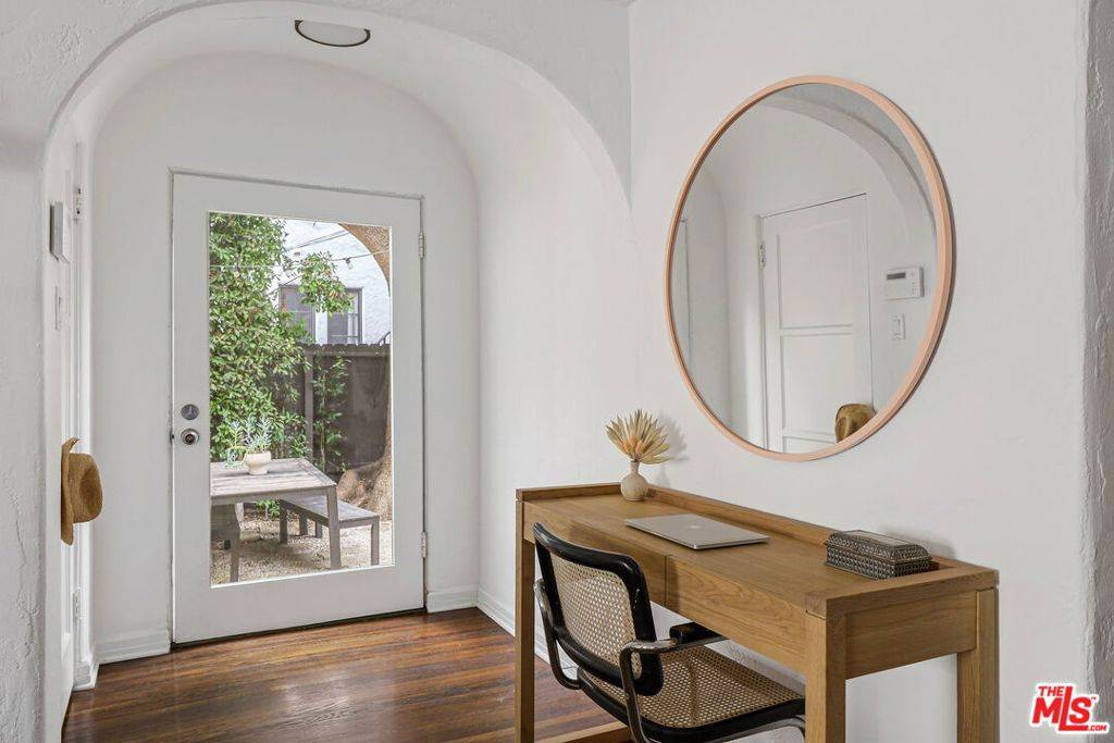 Los Angeles, CA 90046,8210 Willoughby AVE