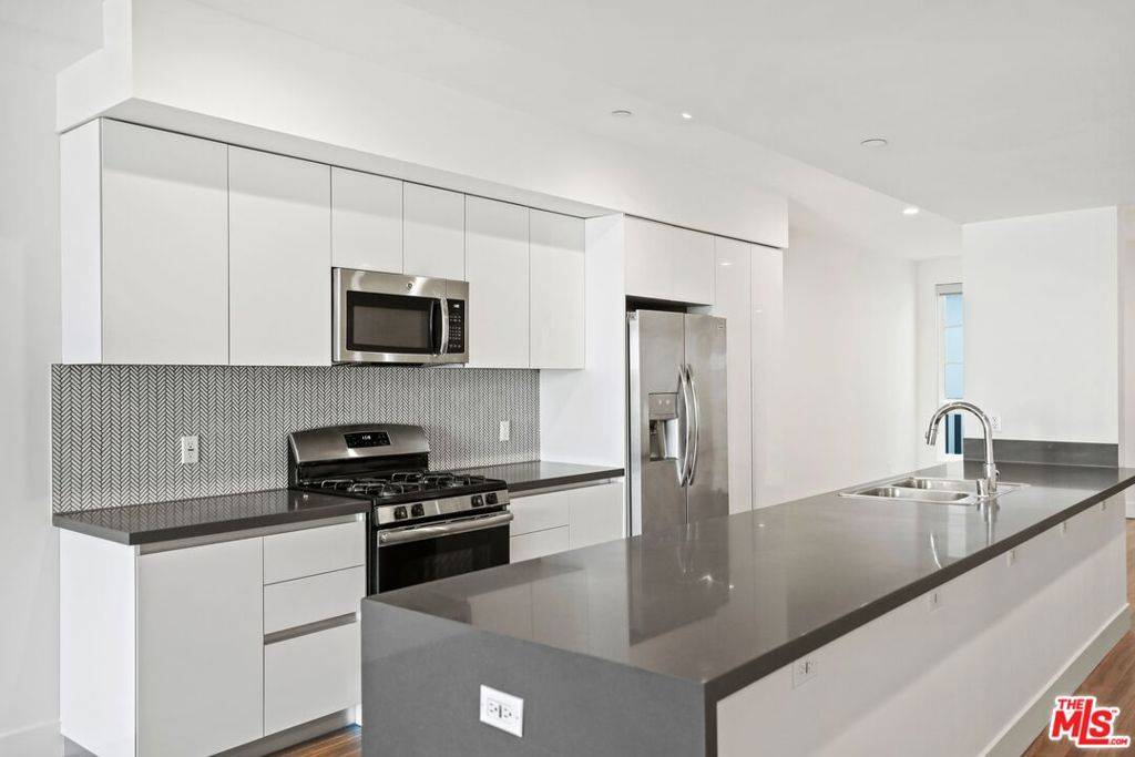 Los Angeles, CA 90049,11847 Kiowa #202