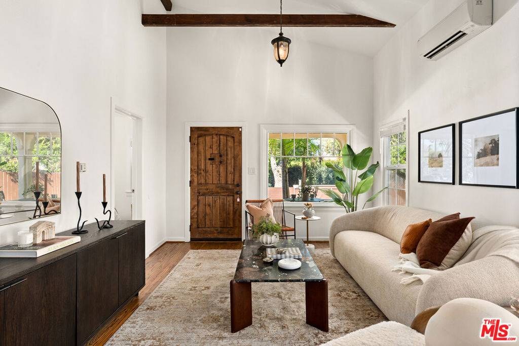 Los Angeles, CA 90039,3010 Acresite ST