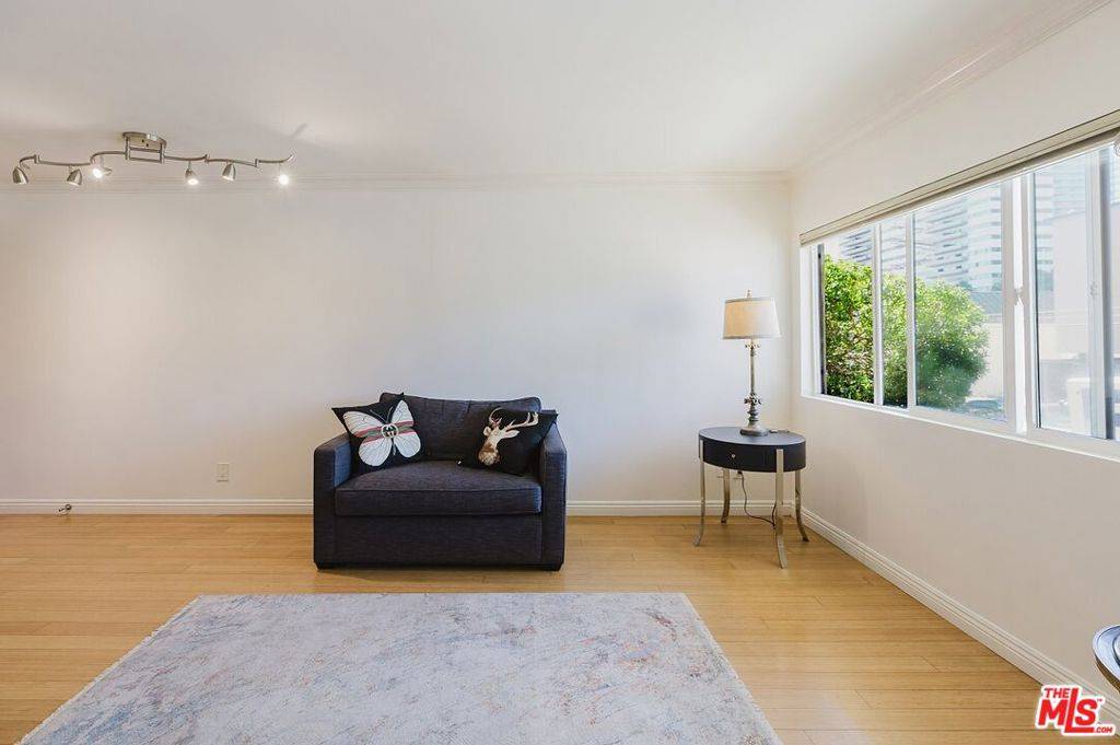 Los Angeles, CA 90049,1154 S Barrington AVE #101