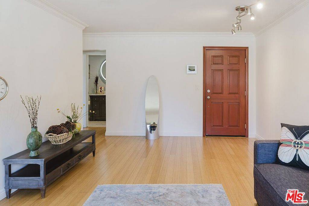 Los Angeles, CA 90049,1154 S Barrington AVE #101