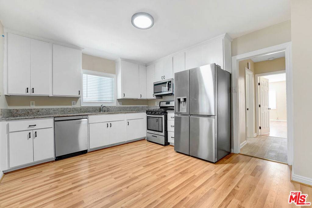 Los Angeles, CA 90038,5420 Lemon Grove AVE