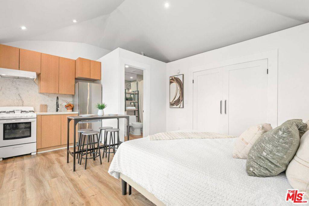 Los Angeles, CA 90019,1107 1/2 S St Andrews PL