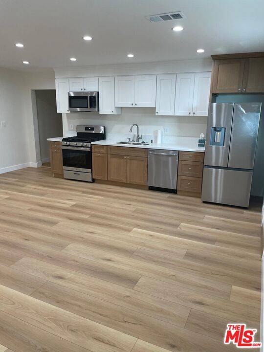 North Hollywood, CA 91605,8010 Longridge AVE