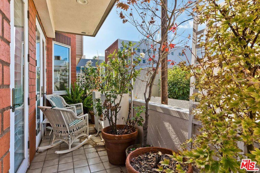 Beverly Hills, CA 90211,121 N Almont DR #205