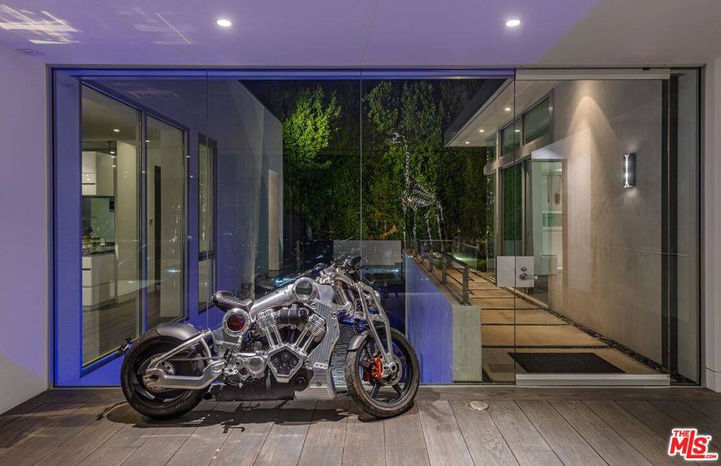 Los Angeles, CA 90069,1474 Blue Jay WAY