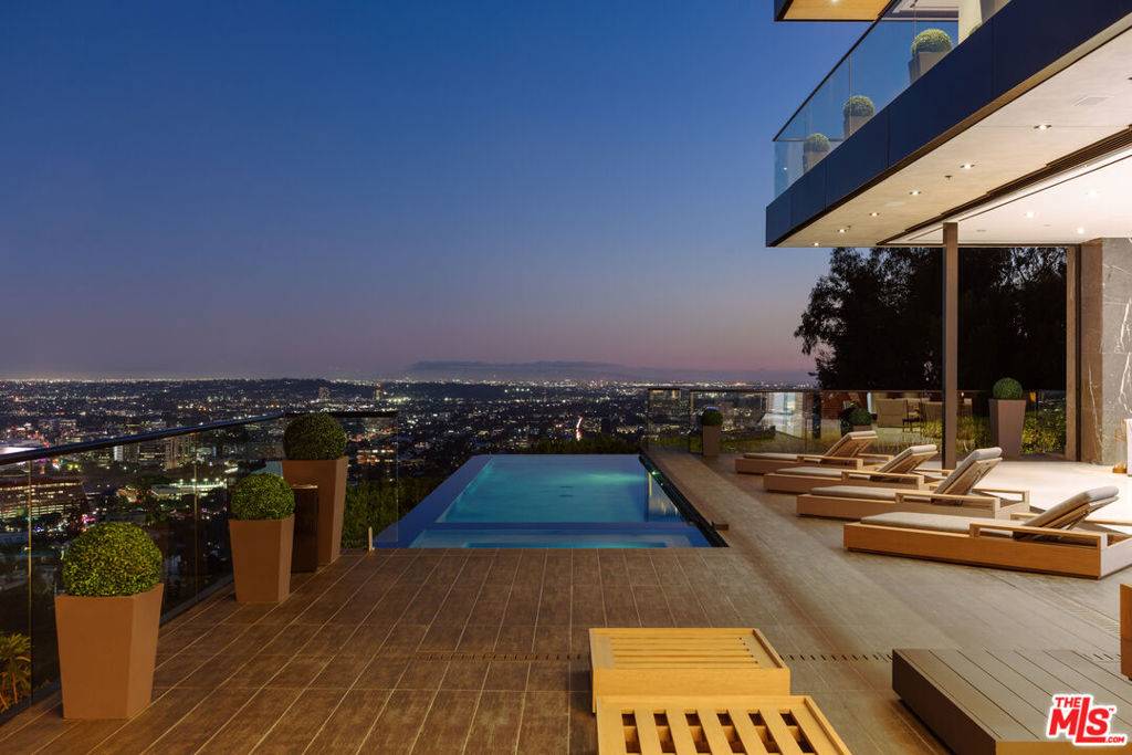 Los Angeles, CA 90069,9199 Thrasher AVE