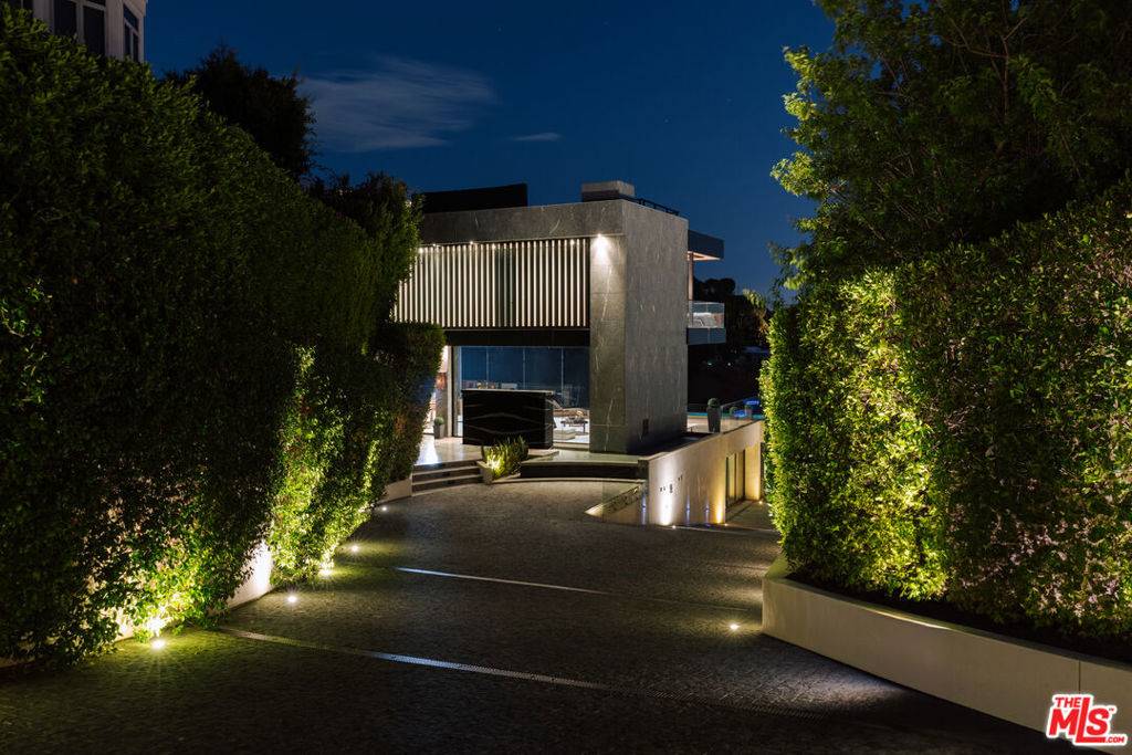 Los Angeles, CA 90069,9199 Thrasher AVE