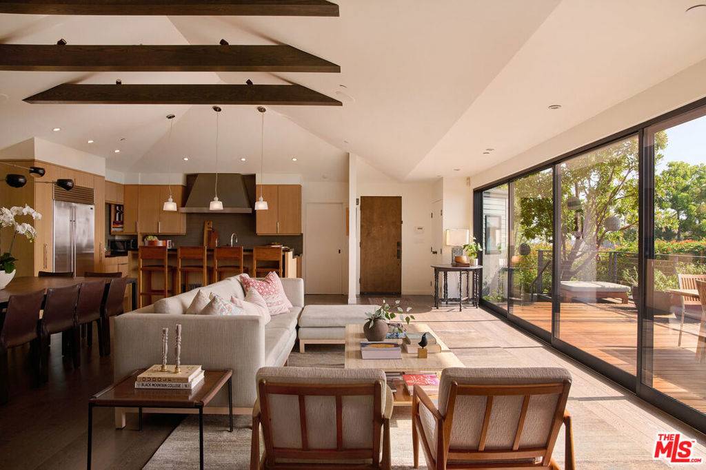 West Hollywood, CA 90069,8951 St Ives DR