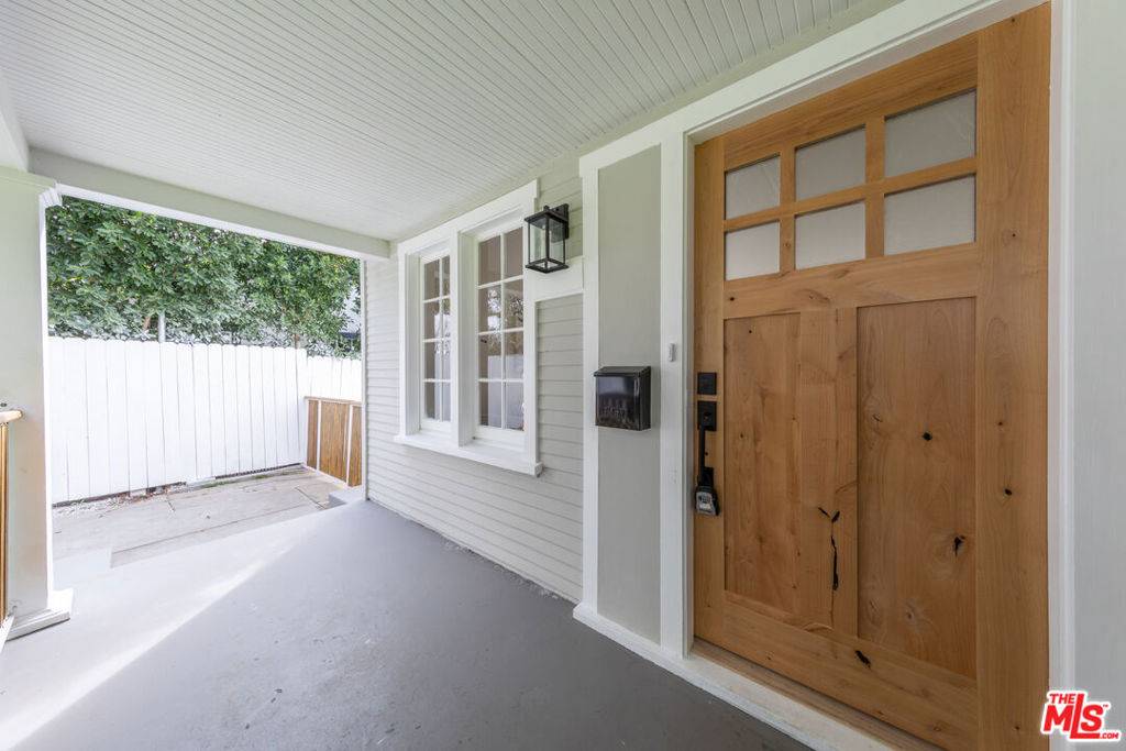 Los Angeles, CA 90039,3766 VALLEYBRINK RD