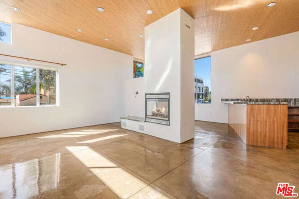 Venice, CA 90291,2452 Penmar AVE