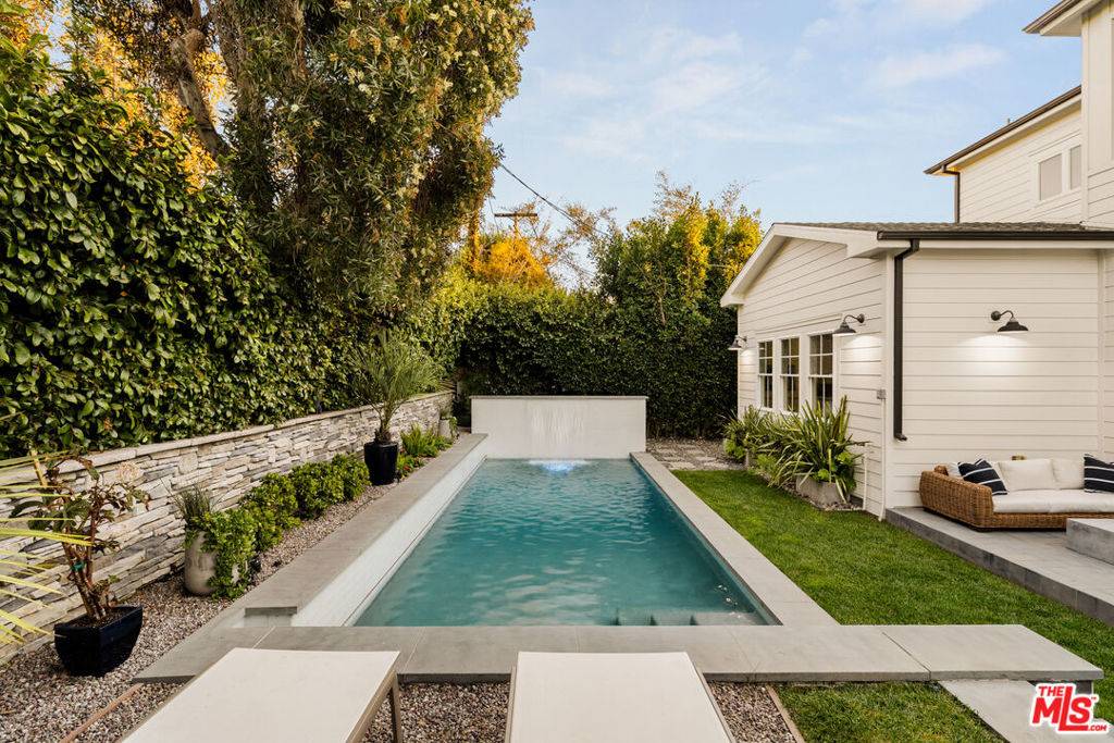 Los Angeles, CA 90045,7324 Westlawn AVE