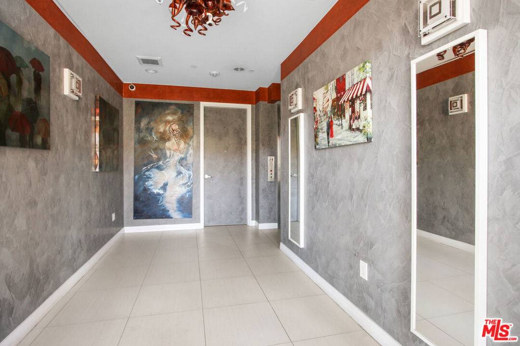 Los Angeles, CA 90035,819 S Holt AVE #201