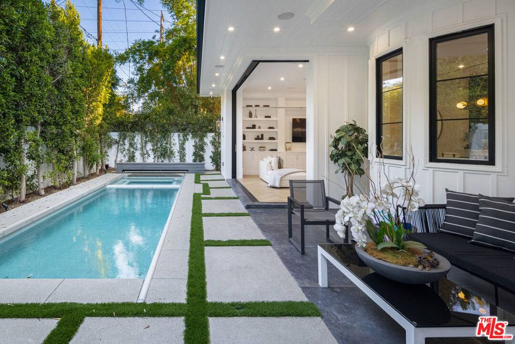 Los Angeles, CA 90046,806 N Gardener St