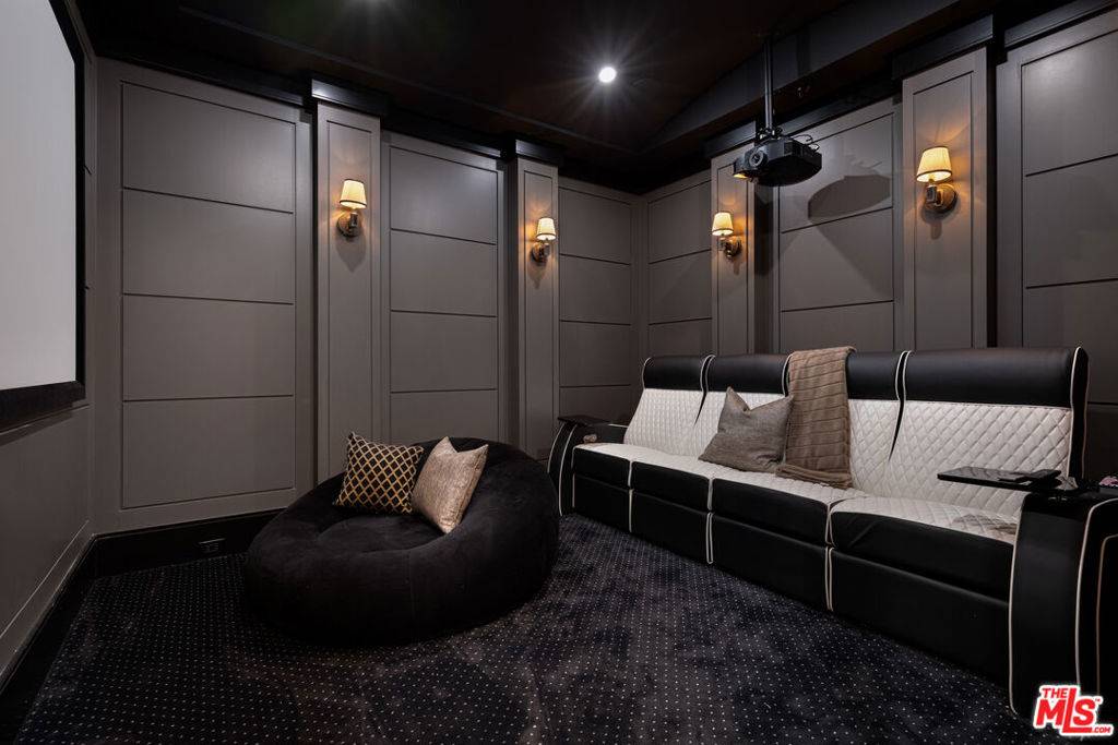 Los Angeles, CA 90046,806 N Gardener St