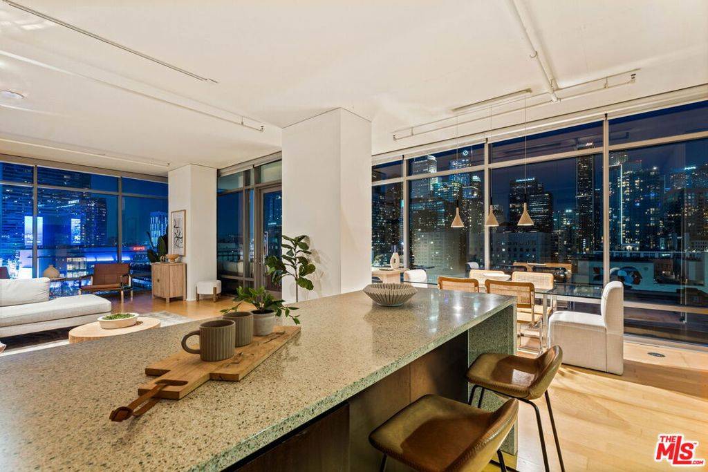 Los Angeles, CA 90015,1100 S Hope ST #1116