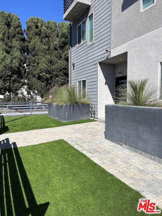 Los Angeles, CA 90004,644 N Manhattan PL #642