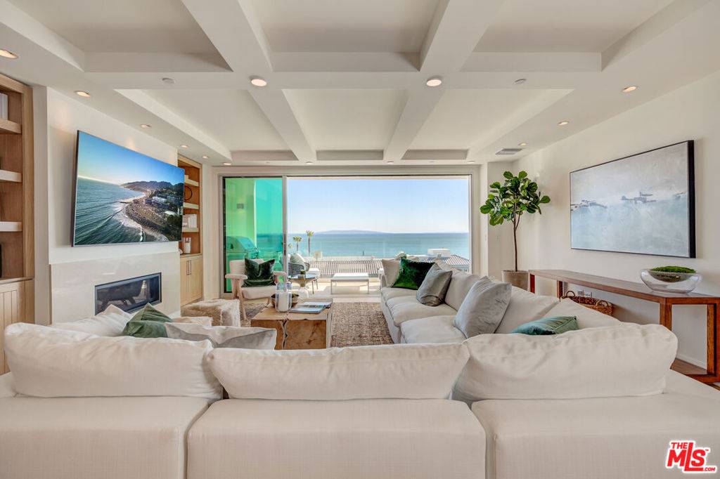 Pacific Palisades, CA 90272,17325 Castellammare DR #302