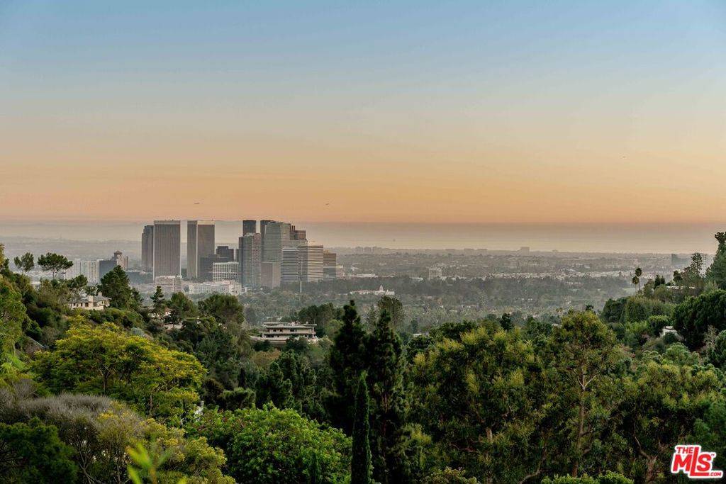 Beverly Hills, CA 90210,1667 Waynecrest DR