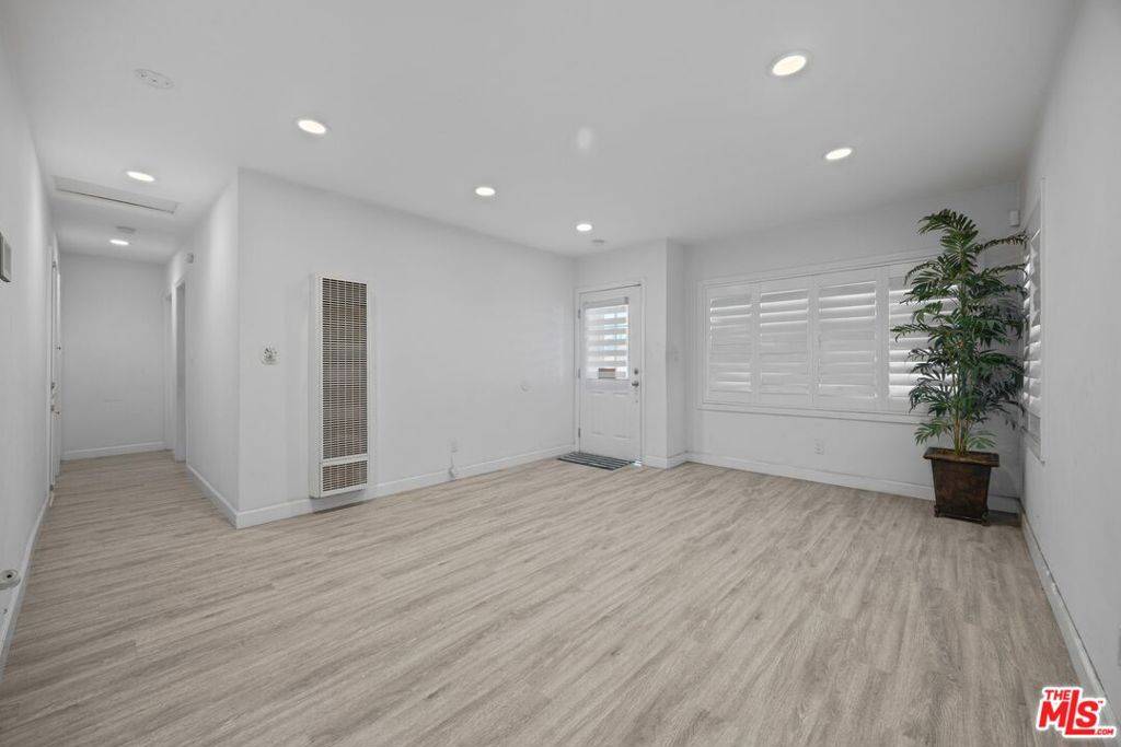 Los Angeles, CA 90059,12812 Clovis AVE