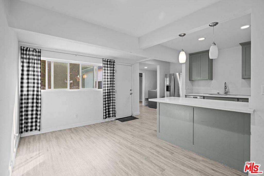 Los Angeles, CA 90059,12812 Clovis AVE