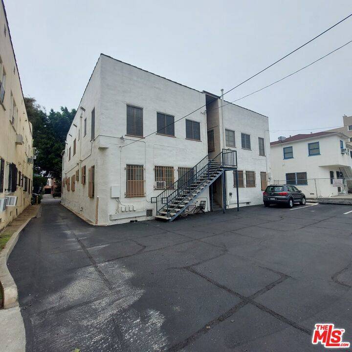 Los Angeles, CA 90036,626 S Cloverdale AVE