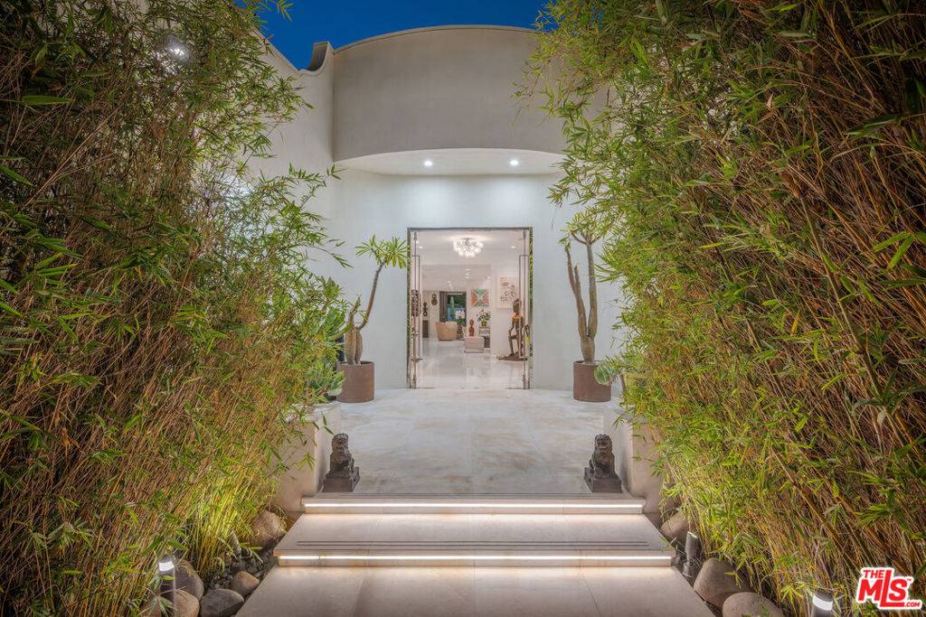 Beverly Hills, CA 90210,1821 Loma Vista DR