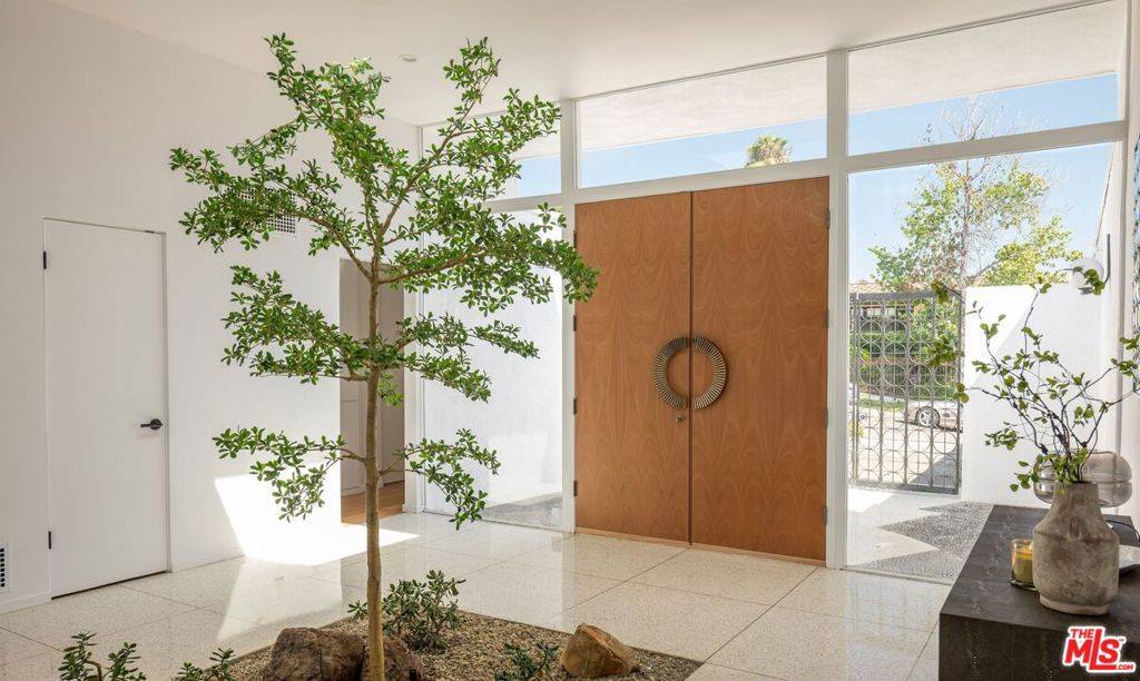 Los Angeles, CA 90049,1345 Casiano RD